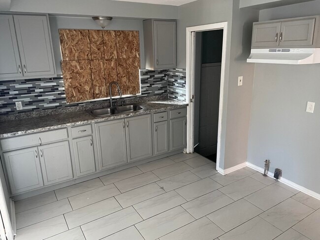 Photo - 16127 St Marys St