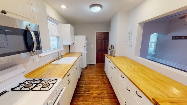 Building Photo - Beautiful 3 Bedroom 1.5 Bath available Aug... Unit 153 East Maynard Avenue - Front House