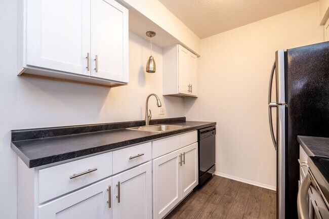 Elmwood Manor Apartments