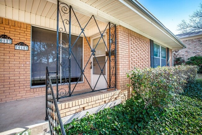 Photo - 7010 Kingsbury Dr