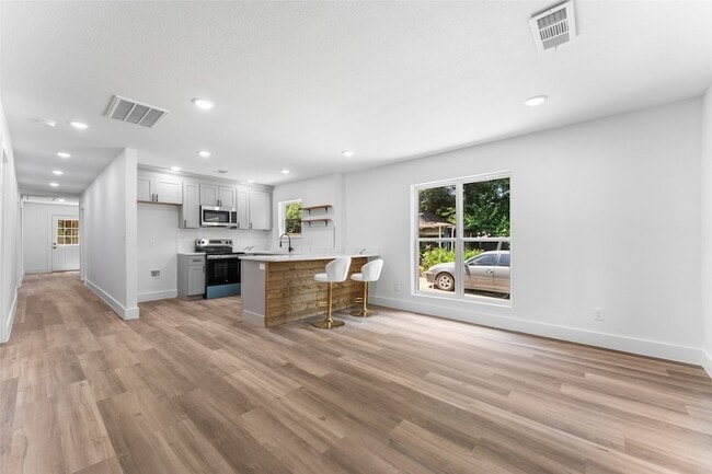 Photo - 2730 Gladstone Dr