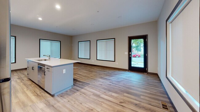 Photo - 6-Bedroom Townhome in Dinkytown