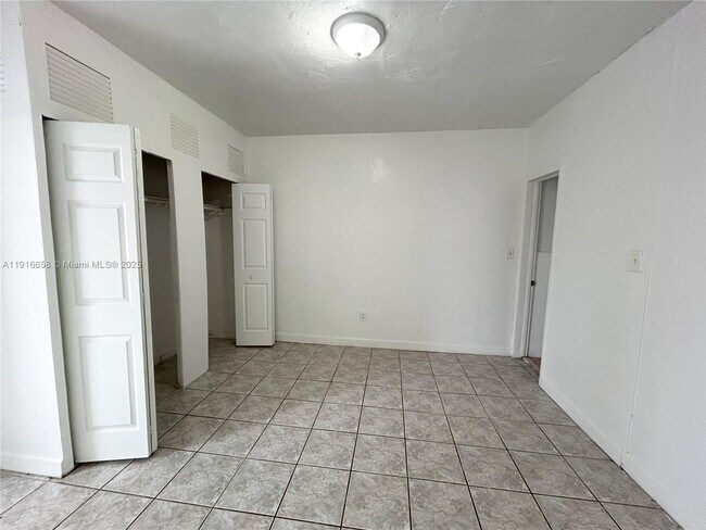 Photo - 667 NE 86th St Apartamento Unidad 3B