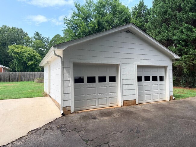 Photo - 415 Sells Rd