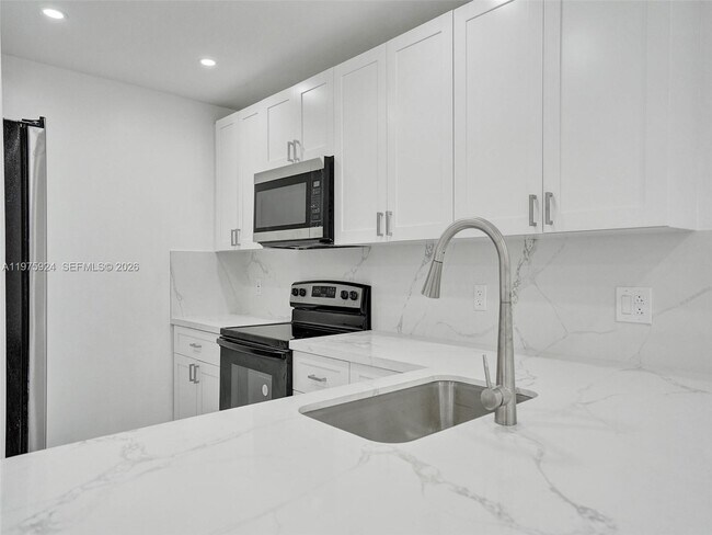 Photo - 10051 Winding Lake Rd Unidad 201