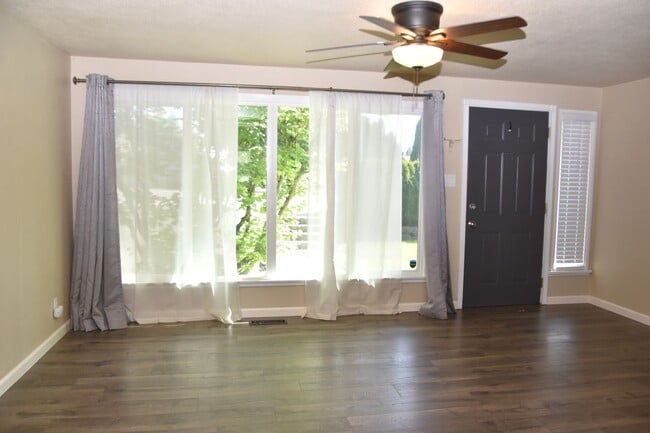 Photo - Steilacoom 2 Bed 1 Bath with Large Fenced in Backyard