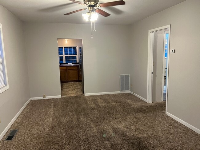 Photo - 2051 Lavey St