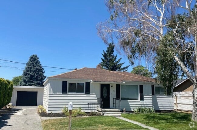 Building Photo - Home w/ Detached Garage For Rent!