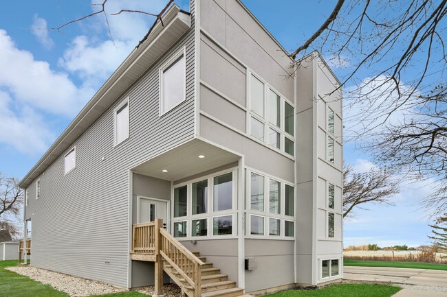 Building Photo - 1537 Scoville Ave Rental
