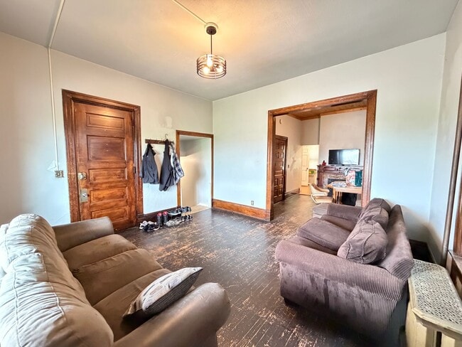 Building Photo - Large 3 Bedroom Open July 1st! Unit 529 W 4th St - 1