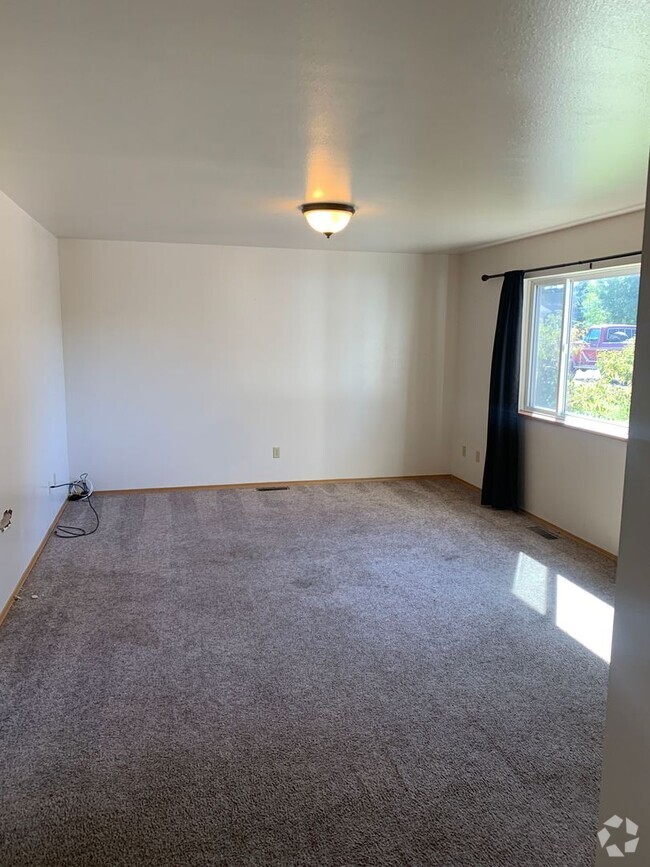 Building Photo - 3 bedroom, prime location Rental