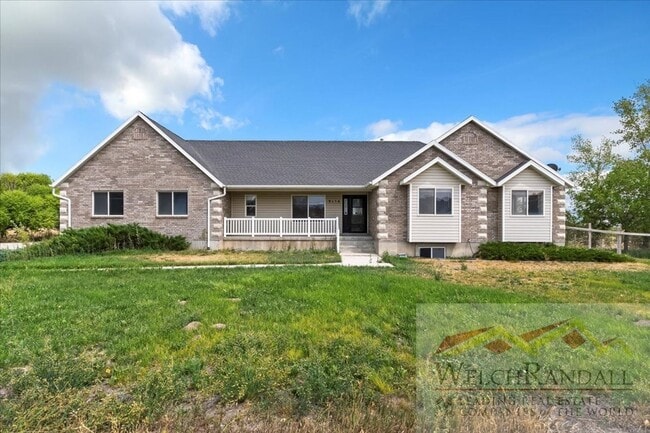 Building Photo - Spacious Single Family Home With Attached ...
