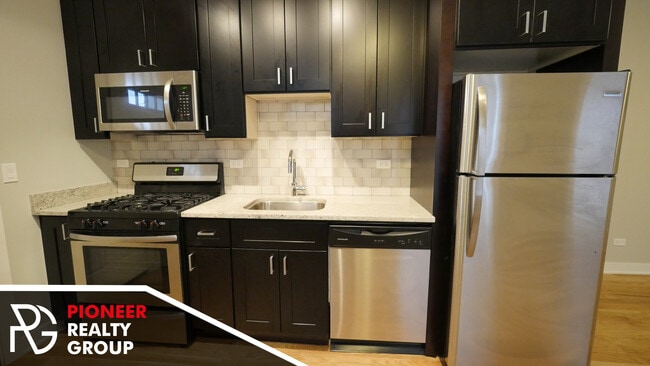 Building Photo - 2209 W Eastwood Ave Unit 3