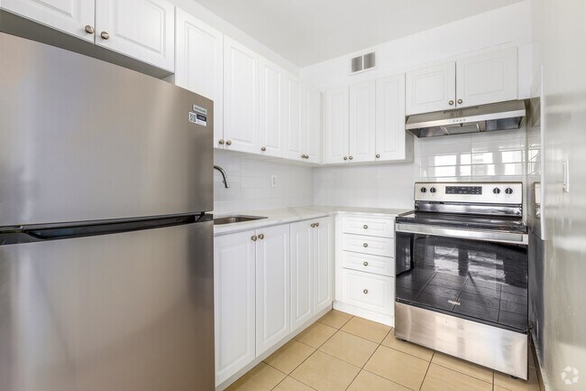 Bachelor - 380SF - Kitchen - 221 Balliol Street