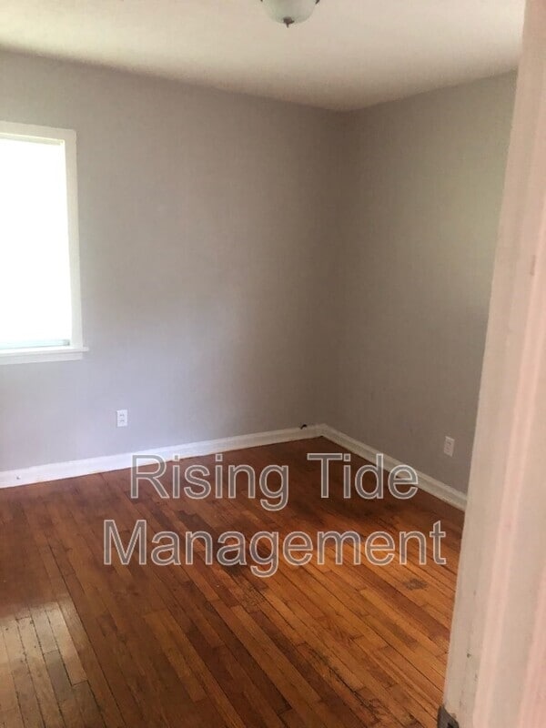 Photo - 2131 E 2nd St