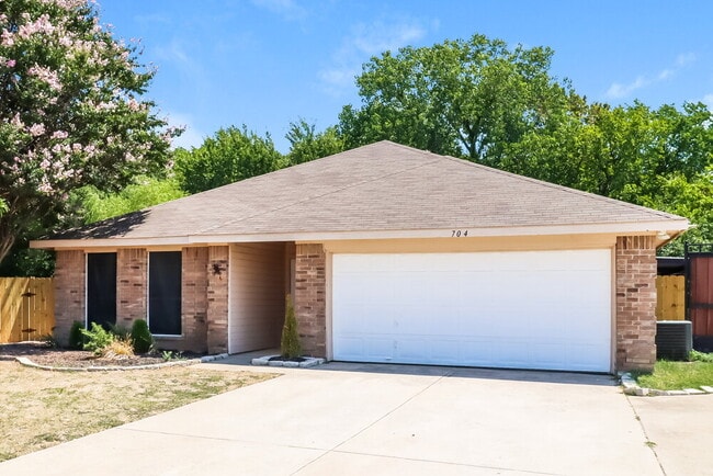 Building Photo - 704 Mimosa Trail