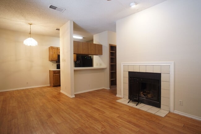 Building Photo - PRELEASE 8/15/2025 2 bed 2 bath Unit 102