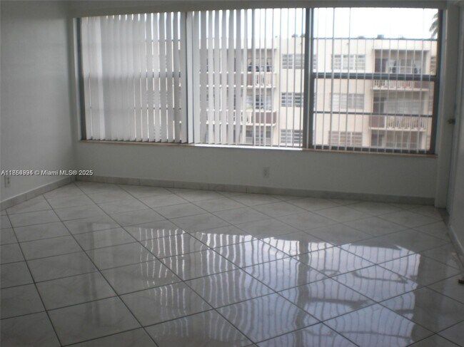 Building Photo - 1460 NE 169th St Unit 310 Rental