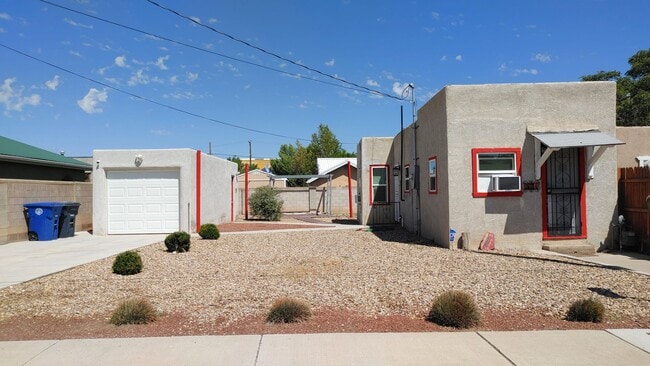 Building Photo - Cozy 1 Bedroom 1 Bathroom House In The NW!