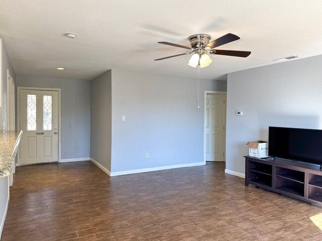 Photo - Lake Front 4 Bedroom / 2 Bath