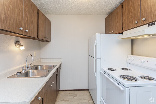 1BR, 1BA - 750SF - Kitchen - Crystal Springs Apartments
