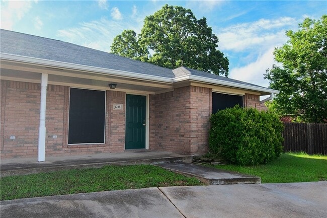 Building Photo - 1735 Rock Hollow Loop