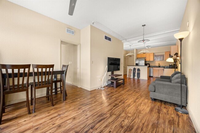 Photo - 711 W 26th St Unit 303
