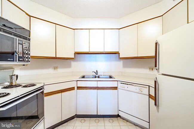 Photo - 2018 Walnut St Unit 17J