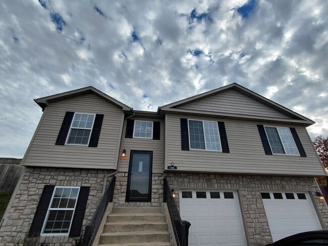 Building Photo - Beautiful home close to post