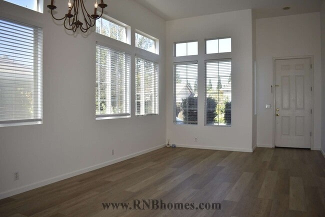 Photo - 2108 Macaw Ln