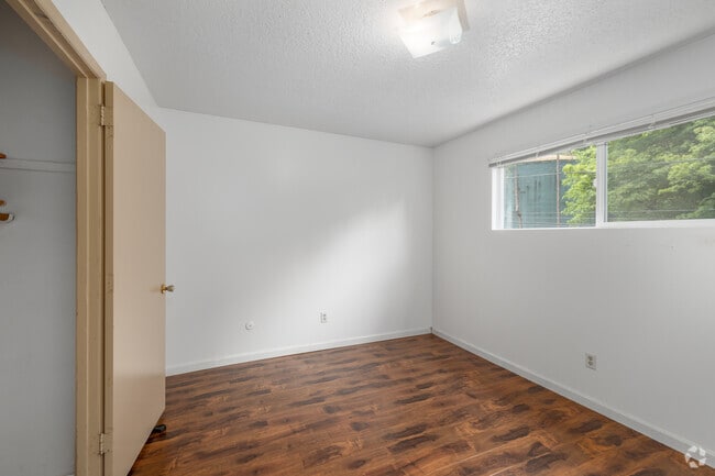 2BR, 1BA - 700SF