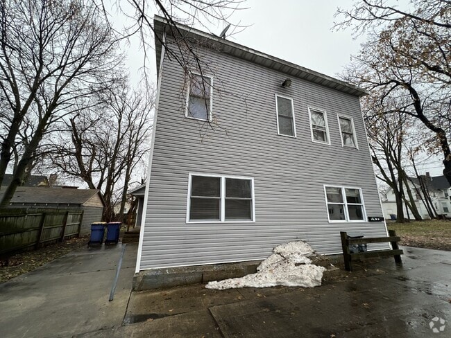Building Photo - West Side 3BR Townhouse Style