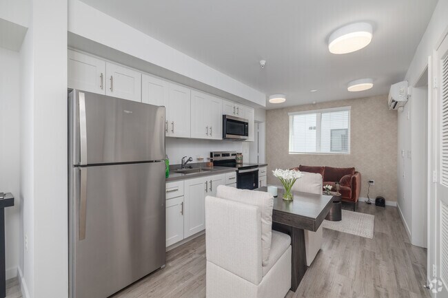 2BR, 2BA - 650SF - Living Room