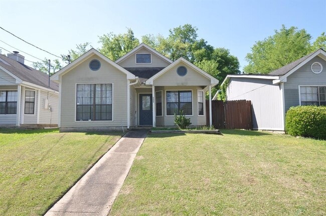 Building Photo - 3200 Herbert Dr