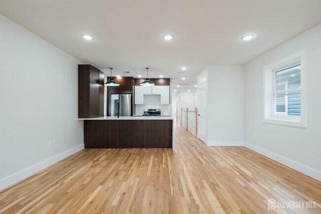 Photo - 90 Hollywood Ave