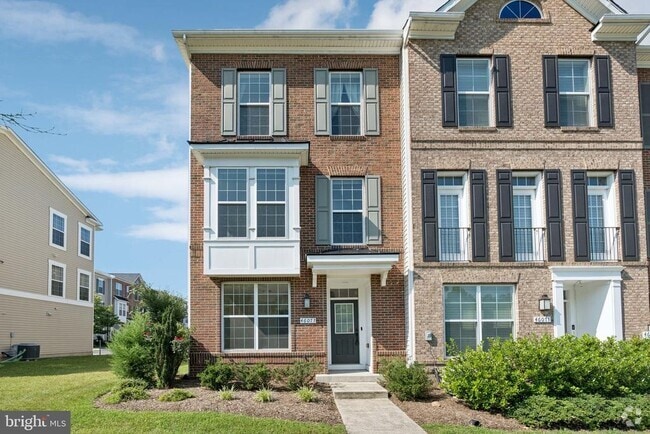Building Photo - 46073 Hall Rd Rental