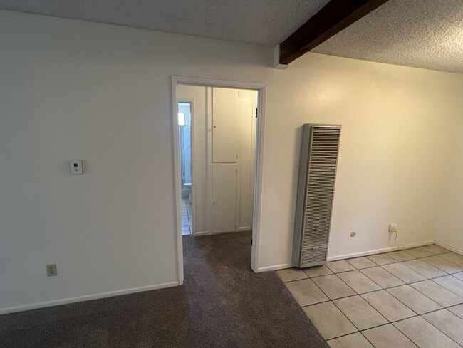 Hallway leading to bedrooms, bathrooms and laundry area - 3262 Montrose Ave Unidad A