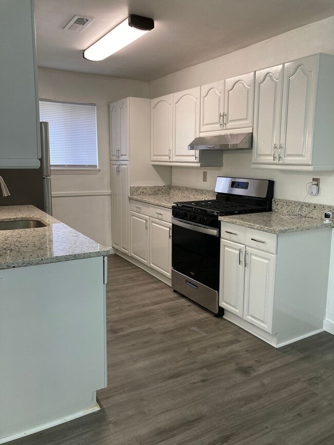 Photo - Renovated & Spacious 2 Bedroom Condo in Ed...