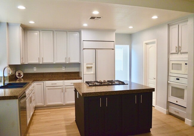 2906 Avenida Valera