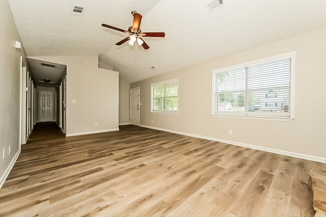 Photo - 221 Greenleaf Dr