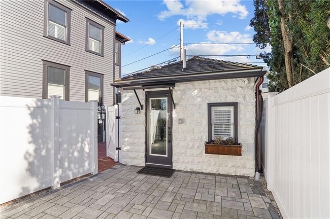 Building Photo - 6 1/2 Cross St Rental