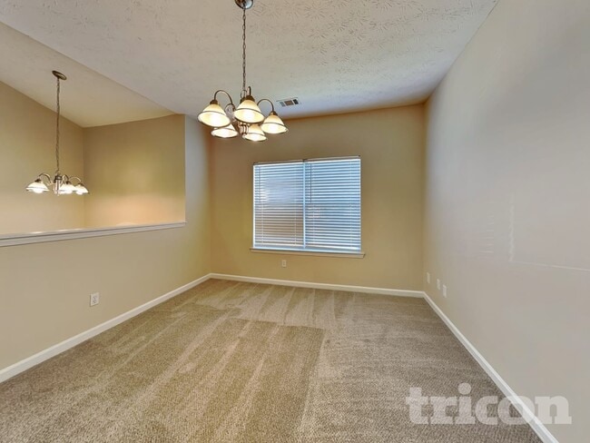 Photo - 1421 Highgrove Way