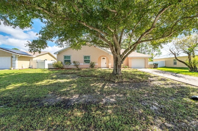 Building Photo - 3 bedroom, 2 bathroom home in Palm Bay wit...