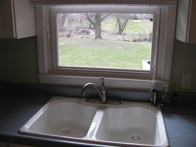 Photo - Great Location with 4 Bedrooms Rental Home