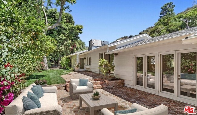 3933 Mandeville Canyon Rd