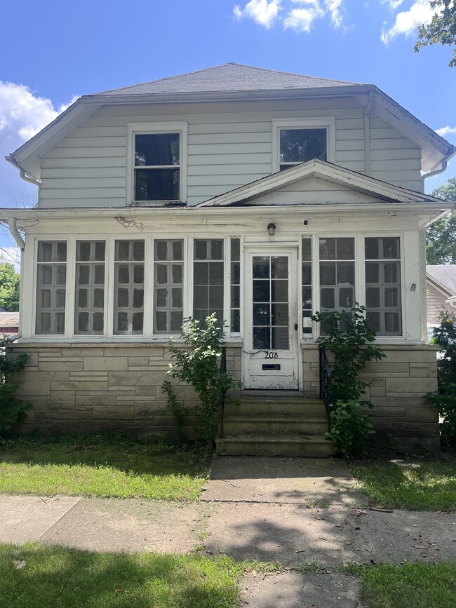 Building Photo - 206 E Chestnut St Rental