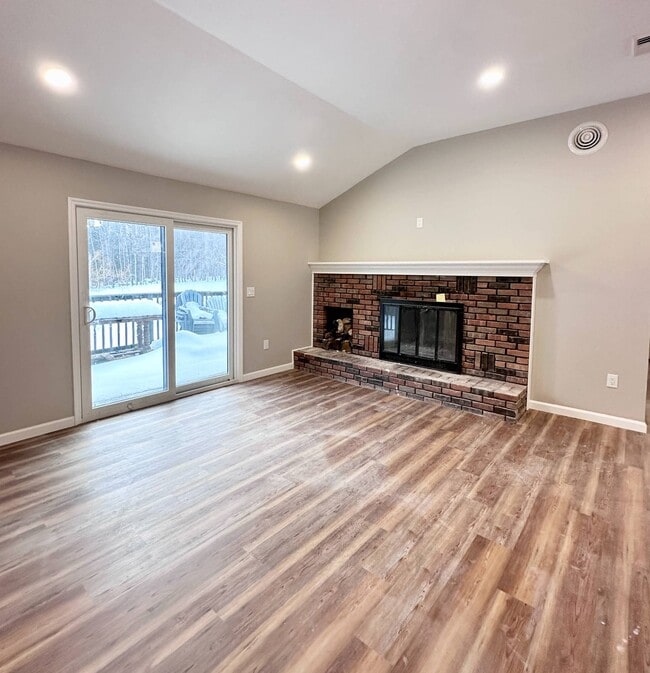 Photo - 521 Middleline Rd