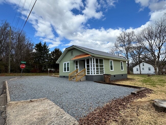 2/1 House currently being remodeled. Shoul... - 2/1 House currently being remodeled. Shoul...