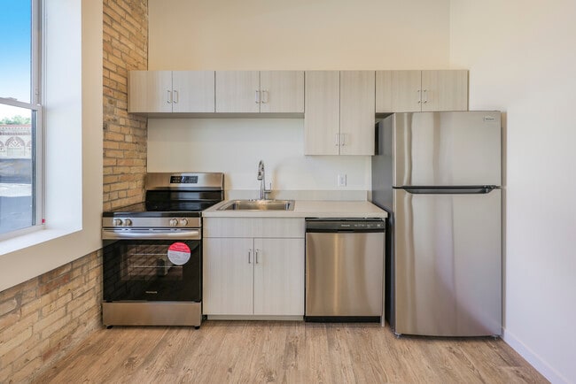 Building Photo - 225 N Sibley Ave Unit 2