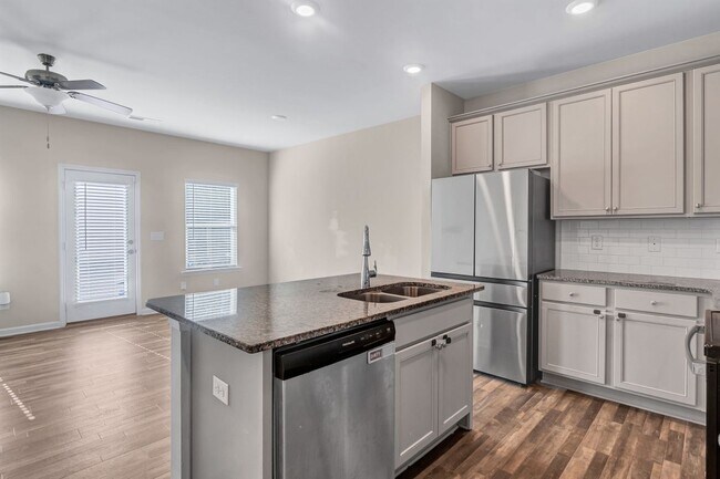 Photo - 585 McWilliams Rd SE